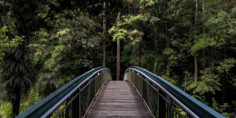 上海华润万家超市选址策略解析：如何通过精准布局与社区服务，带动装饰材料与瓷砖销售